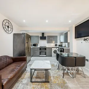 Two Bed In The Heart Of Egham